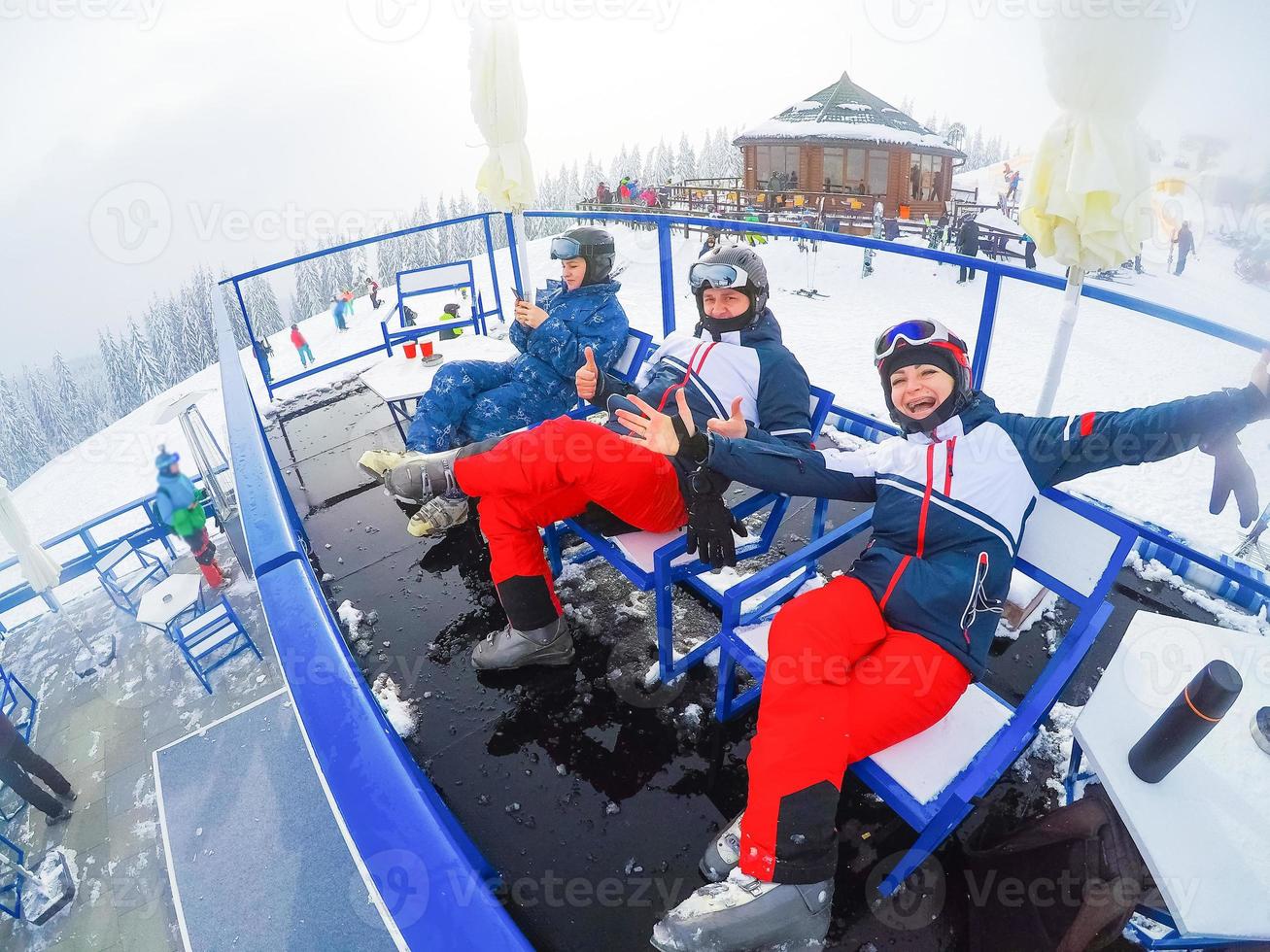 Gruppe von Paaren mittleren Alters im Skiurlaub in den Bergen foto