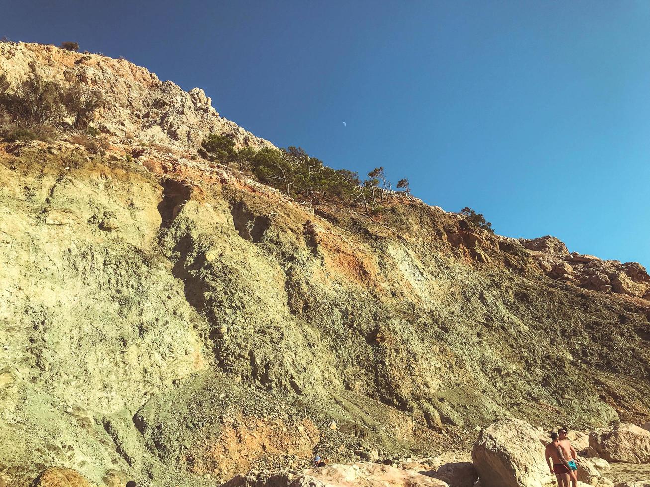 riesiger Berg in den Tropen. Berg aus Stein und Sand gegen den blauen Himmel. Oben gibt es grüne Bäume und Büsche, Wanderwege für Touristen und Spaziergänge der Anwohner foto