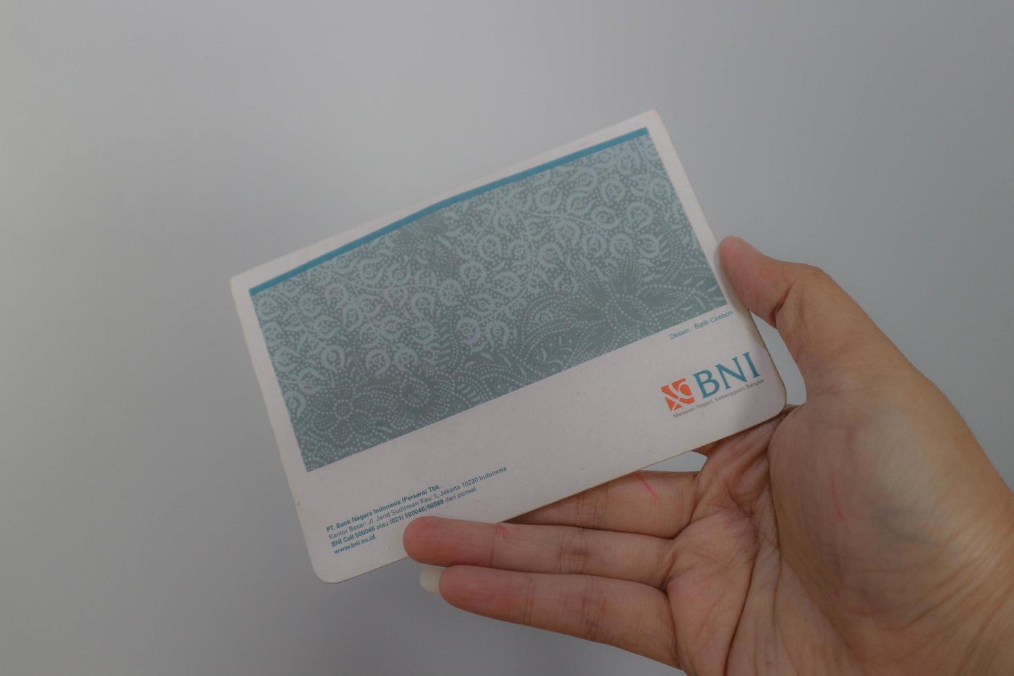 west java, indonesien im juli 2022. eine hand hält ein indonesisches bankkontobuch. foto
