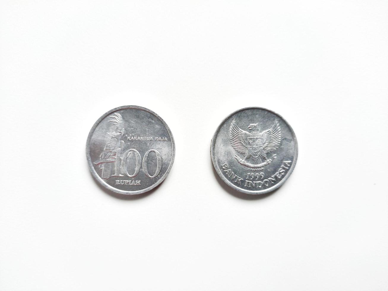 Indonesische Rupiah-Münze mit einem Wert von 200 Rupiah, die 1999 herausgegeben wurde, mit dem Symbol Kakadu auf der Vorderseite. Kakadu ist ein Name eines einheimischen Vogels in Indonesien foto