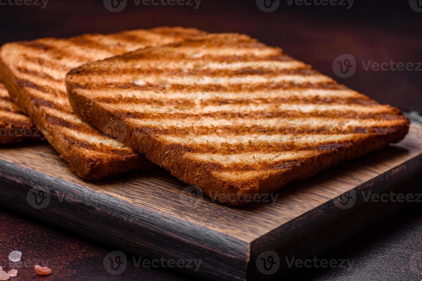 leckere frische knusprige Brotscheiben in Form von gegrilltem Toast foto