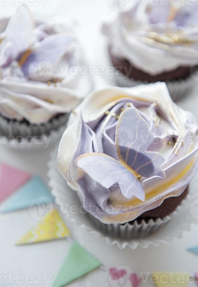 Cupcakes mit Schmetterlingsdekorationen foto