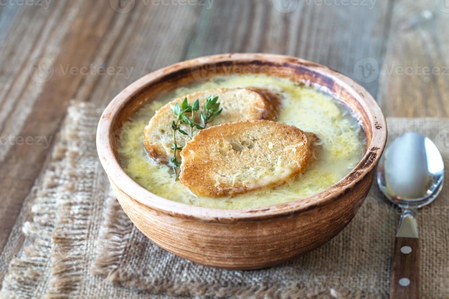 Schüssel Zwiebelsuppe foto