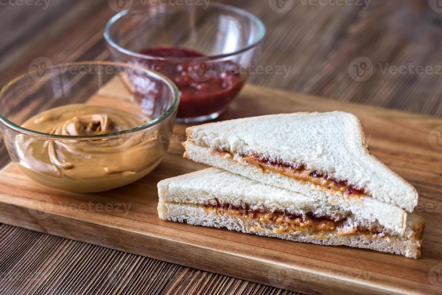 ein Erdnussbutter-Gelee-Sandwich foto