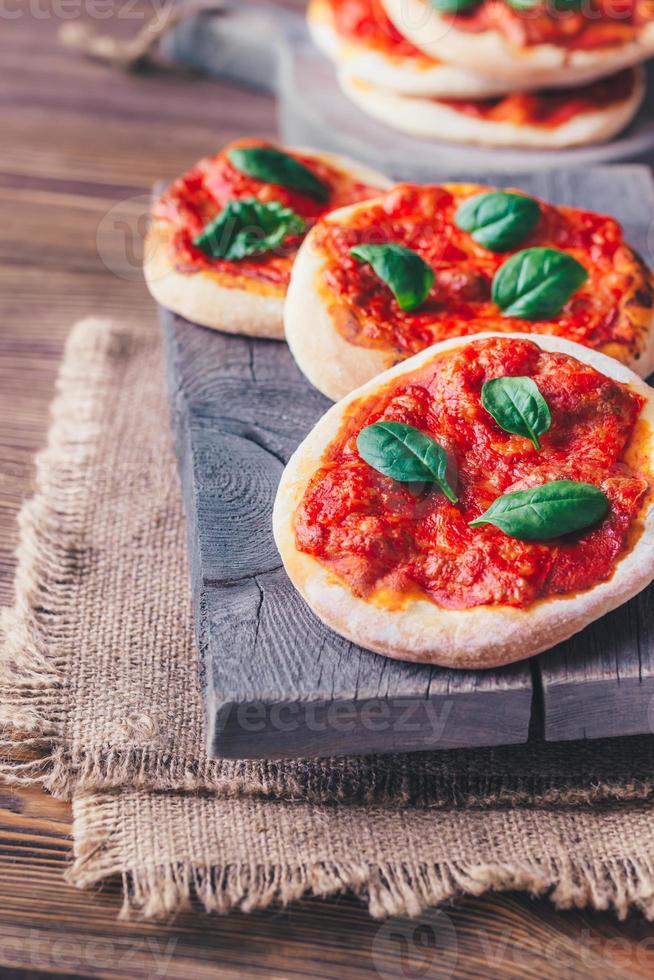 Mini-Margherita-Pizzen mit Rotkäse foto