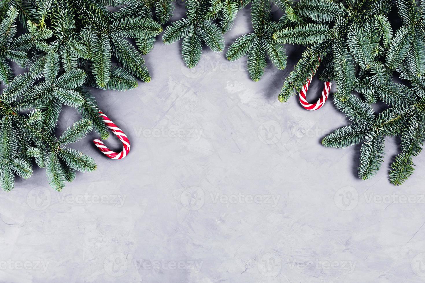 weihnachtlicher konkreter hintergrund mit tannenbaum und süßigkeiten. foto