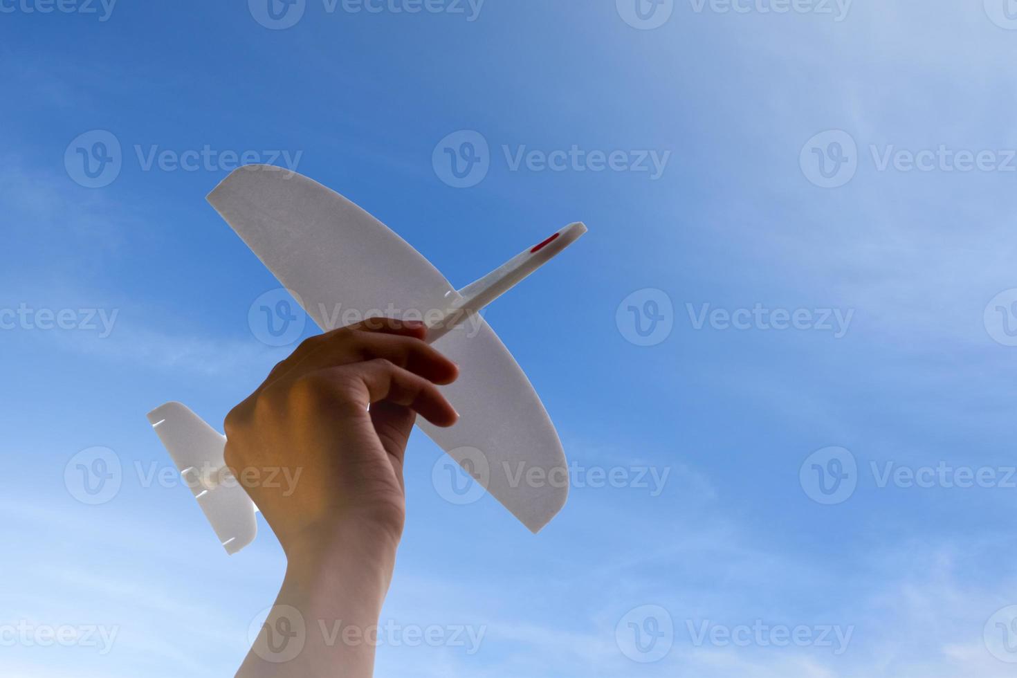 Mini-Flugzeugmodell in der Hand halten, Bluesky-Hintergrund, weicher und selektiver Fokus. foto