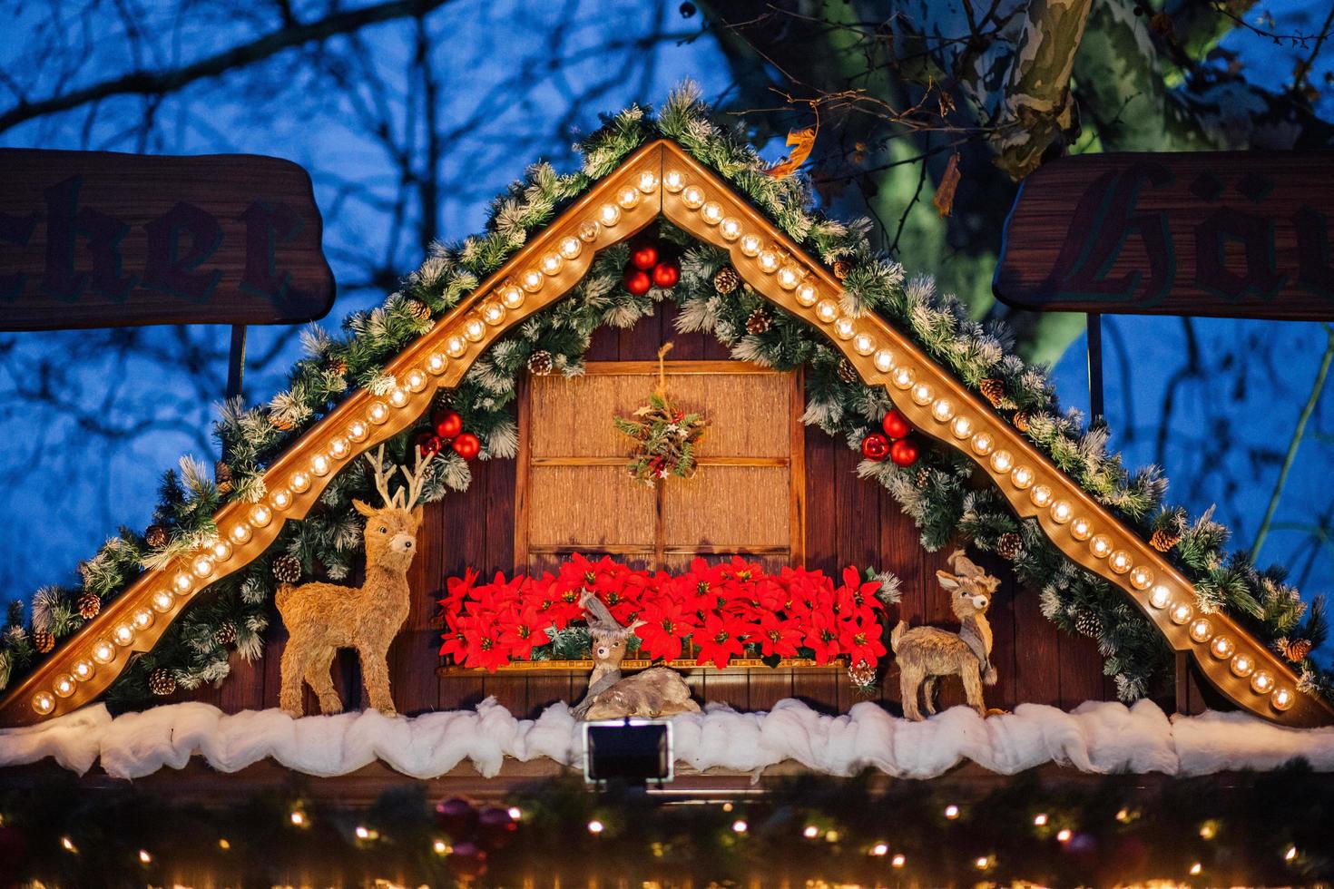 baden baden, deutschland - dezember 2017 - weihnachtsmarkt-chalet-dekorationen foto