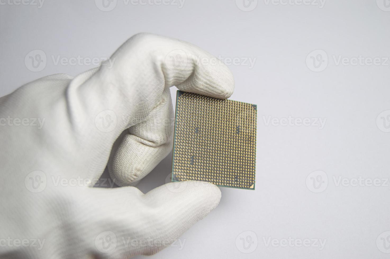 Bild von CPU-Chip in der Hand, CPU mit vielen Pins, auf weißem Hintergrund. foto