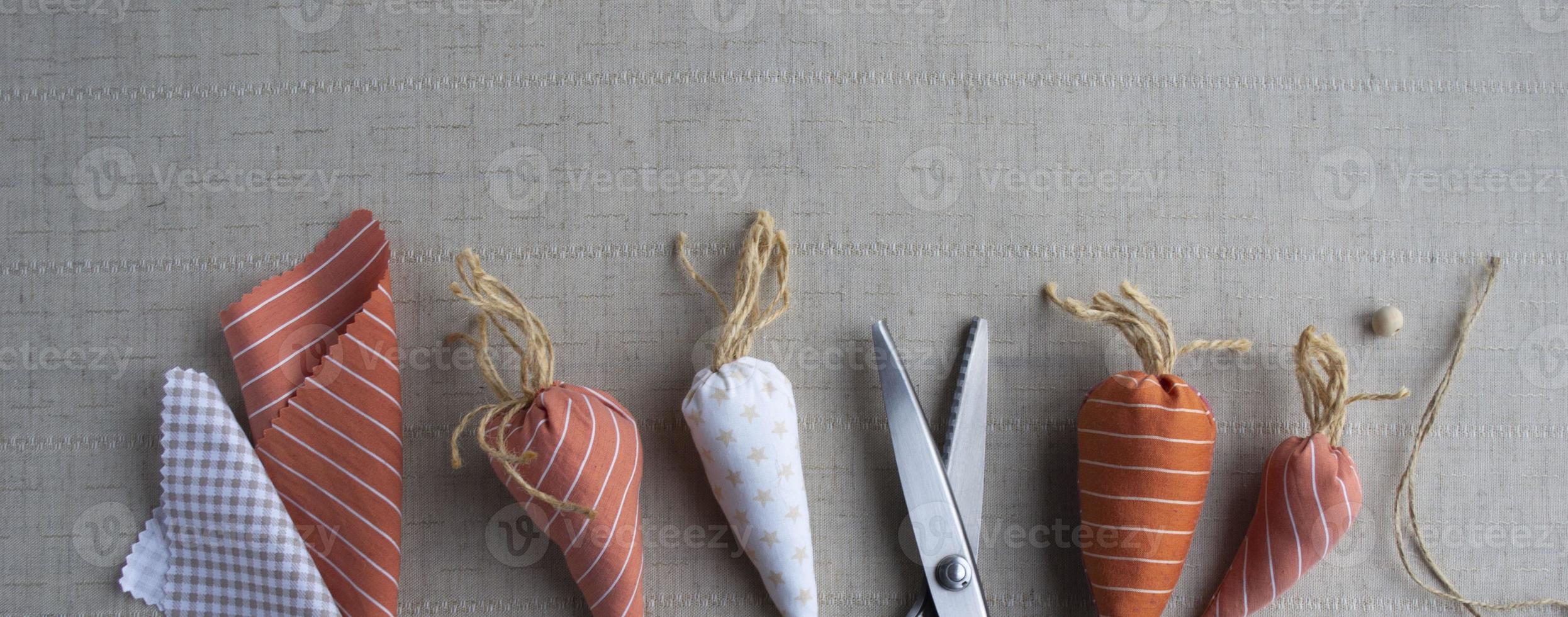 osternäharbeiten, nähwerkzeuge, faden, schere, stoffkarotten, dekor zum dekorieren des hauses zu ostern. Platz für Text. foto