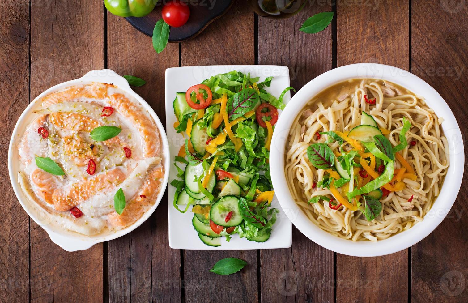 Gebackene Rot- und Weißfischscheiben mit Honig und Limettensaft, serviert mit frischem Salat und weichen Nudeln in Miso-Brühe foto