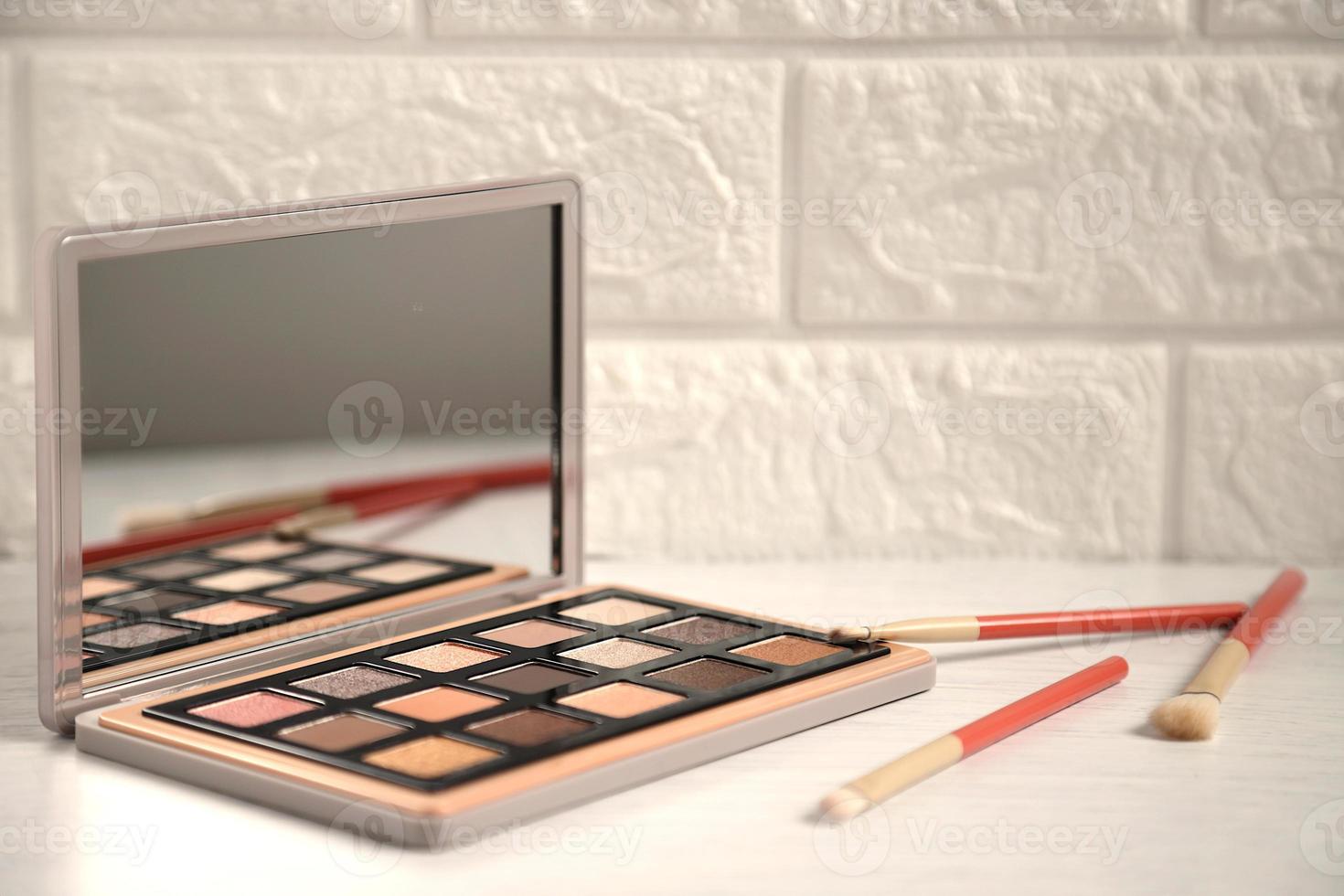 lidschattenpalette mit make-up-pinseln, lifestyle-inszenierung foto