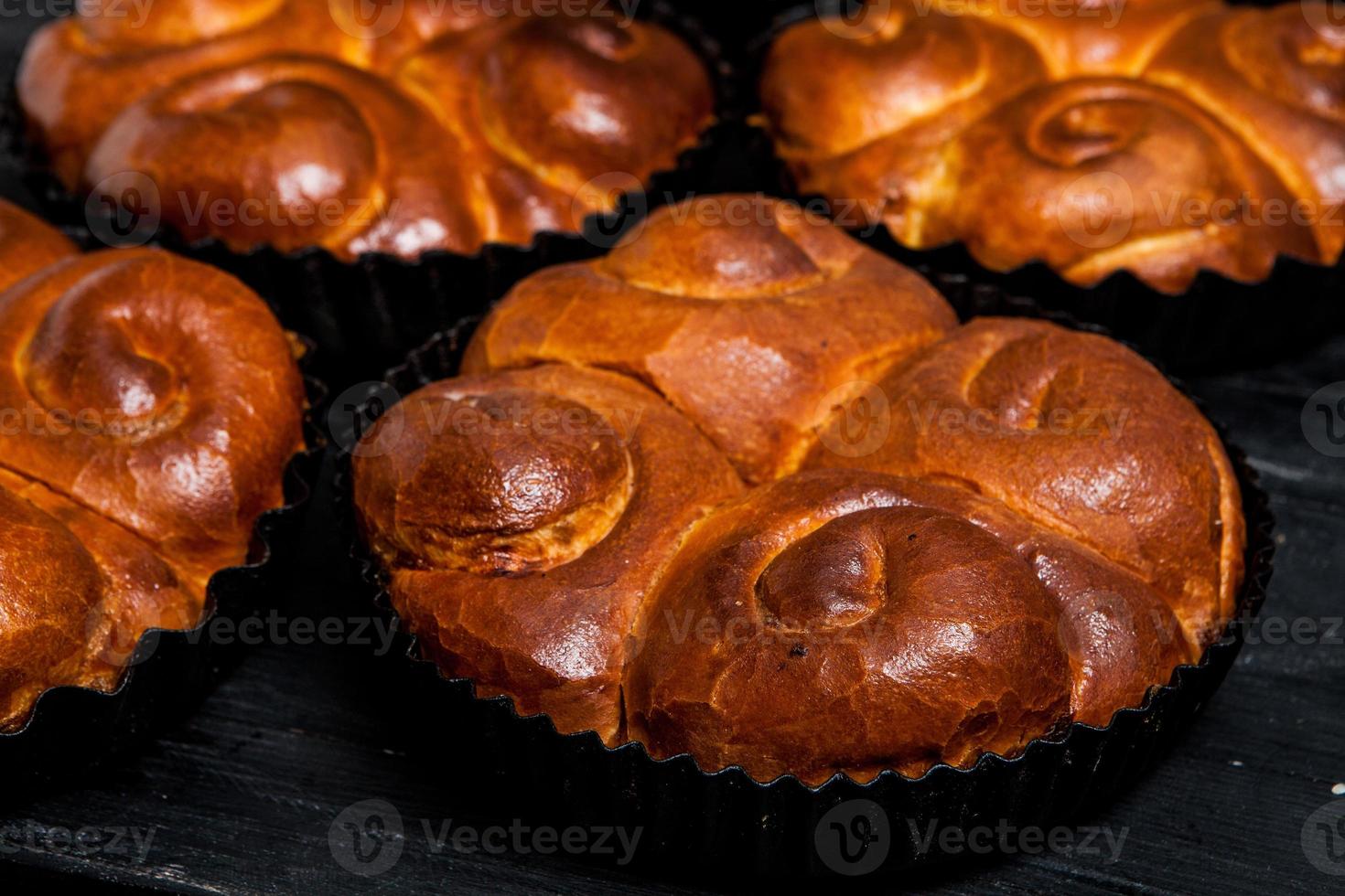 frisches Brot aus dem Ofen. traditionelle Käsepastete aus Rumänien namens Saralie. hausgemachtes Brot aus weißem Weizenmehl. foto