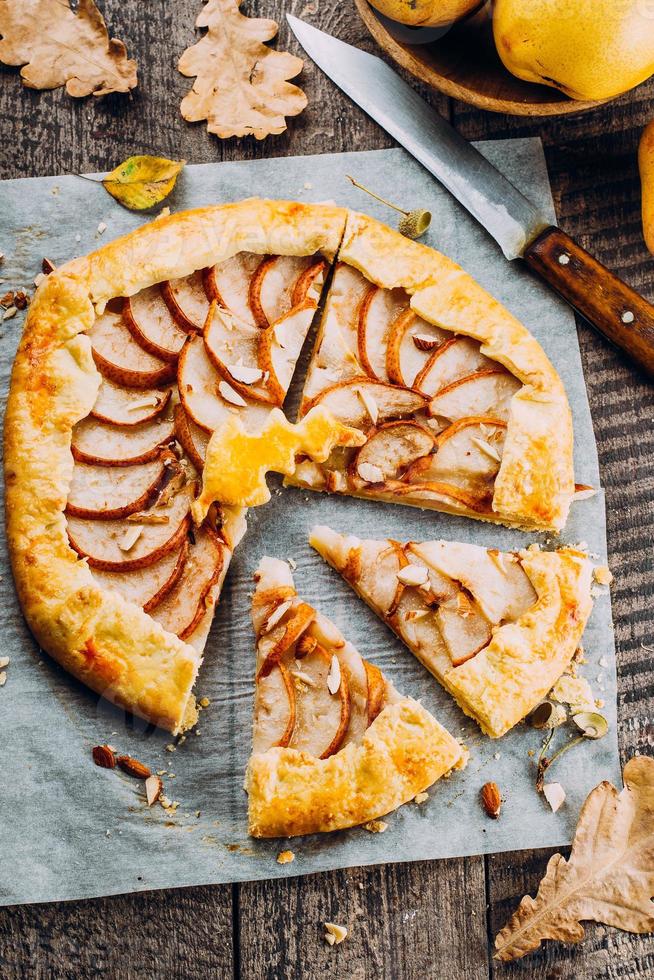 hausgemachte Galette mit Birnen und Nüssen foto