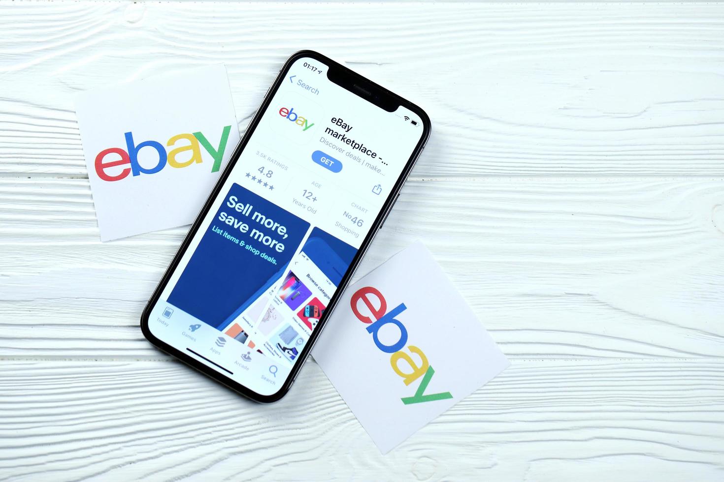 charkow, ukraine - 5. märz 2021 ebay-symbol und anwendung aus dem app store auf dem iphone 12 pro bildschirm auf dem weißen tisch foto