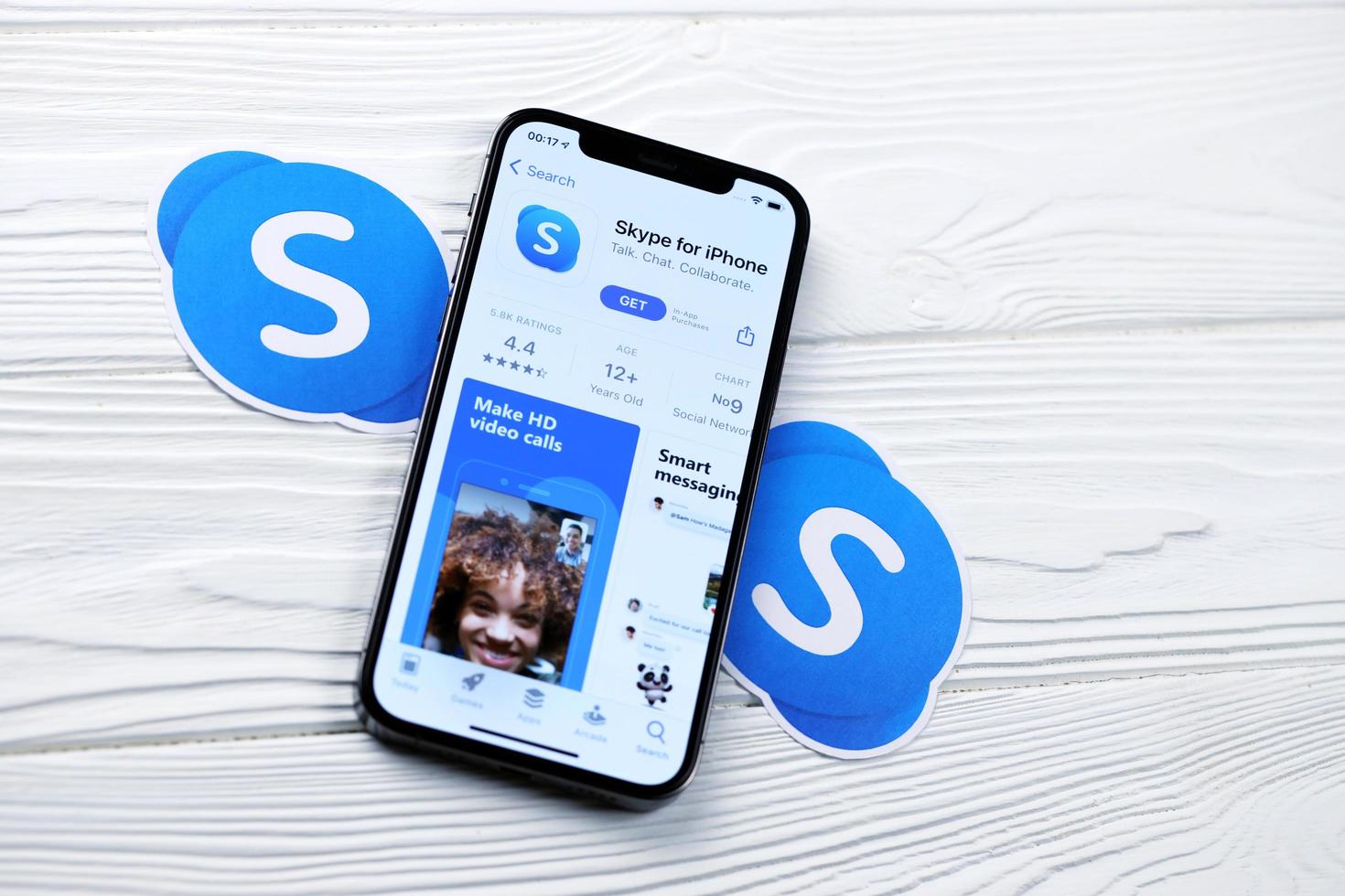 charkow, ukraine - 5. märz 2021 skype-symbol und anwendung aus dem app store auf dem iphone 12 pro-bildschirm auf dem weißen tisch foto