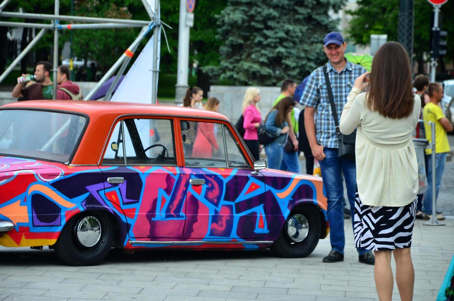 Charkow, Ukraine - 27. Mai 2017 Festival der Straßenkunst. ein Auto, das während des Festivals von Meistern der Straßenkunst bemalt wurde. das Ergebnis der Arbeit mehrerer Graffiti-Künstler. Original Aerographie foto