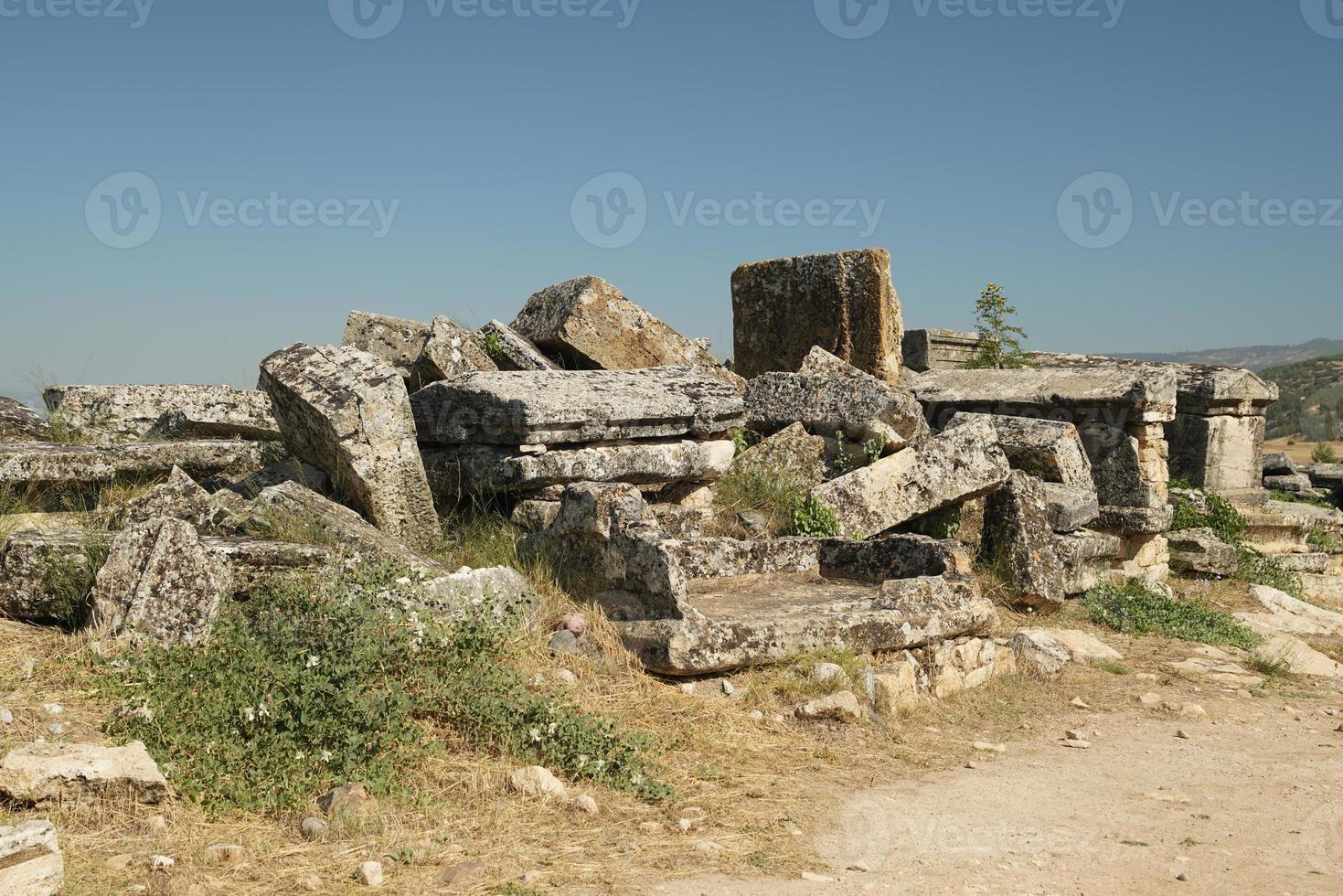 gräber in der antiken stadt hierapolis, pamukkale, denizli, turkiye foto