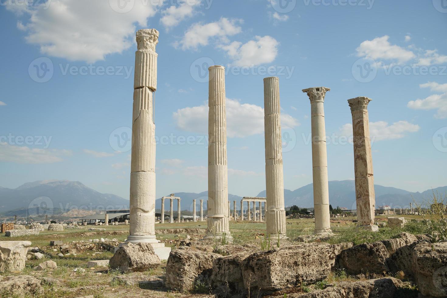 säulen in laodicea auf der antiken stadt lycus in denizli, turkiye foto