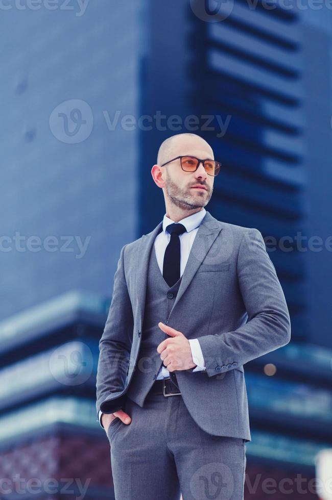 Geschäftsmann in einem grauen Anzug foto