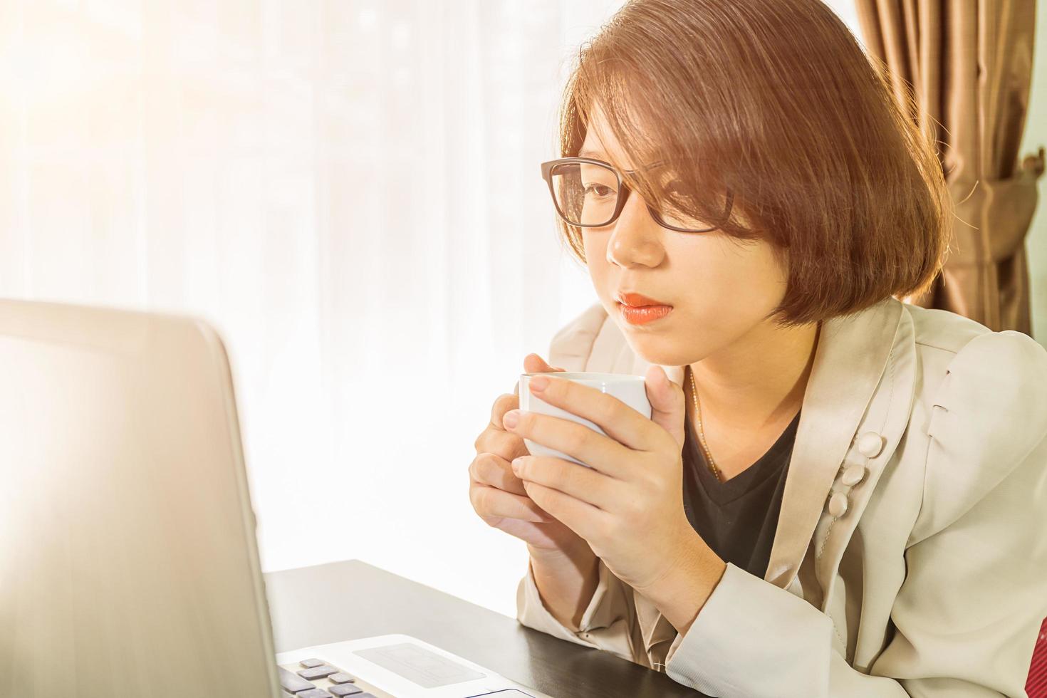 Frau Teenager arbeitet am Laptop im Home Office foto