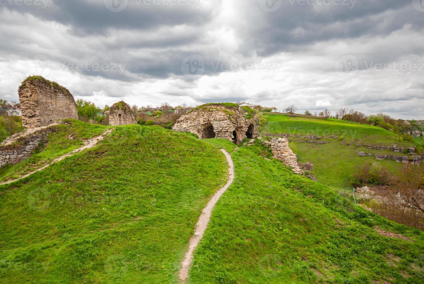 weg zu den ruinen der skala-podilsky-burg, gebiet ternopil. Ukraine foto