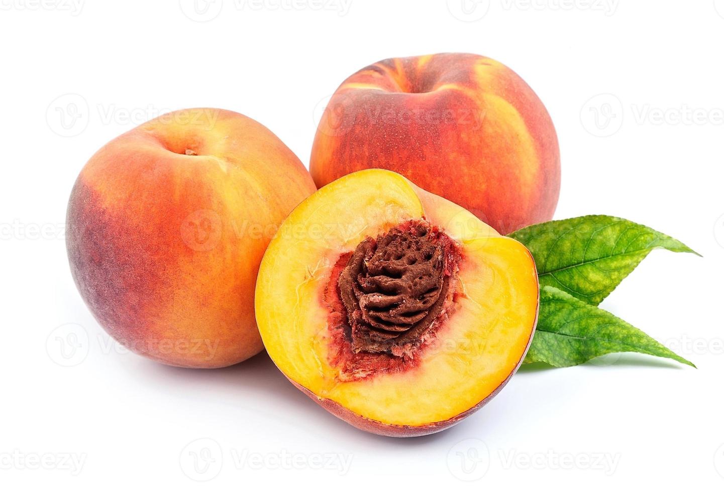 süßer Pfirsich auf weißem Hintergrund foto