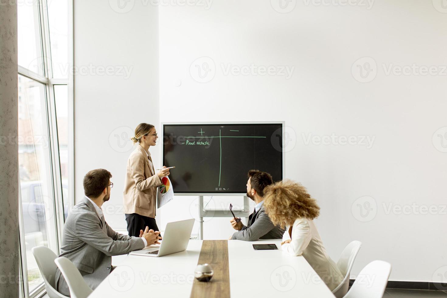 multiethnische junge Geschäftsleute, die im Büro zusammenarbeiten foto