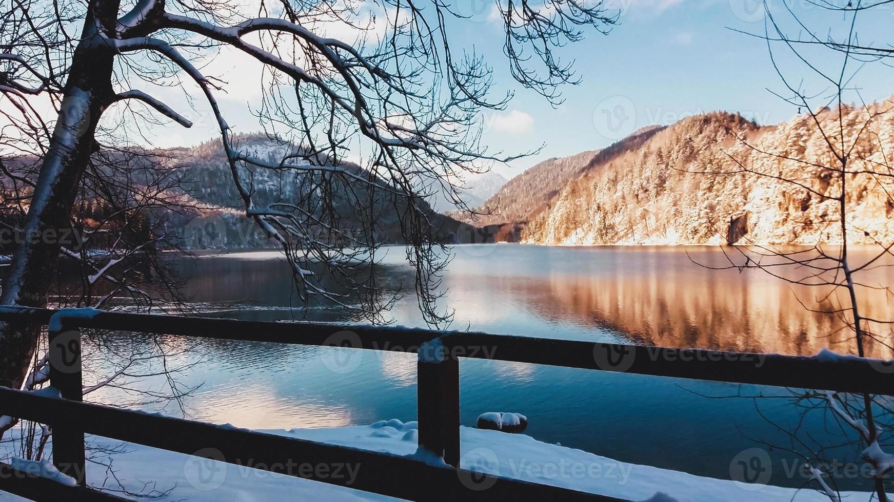 Winterlandschaft des Alpensees in Deutschland, Abendsonne und Schatten foto