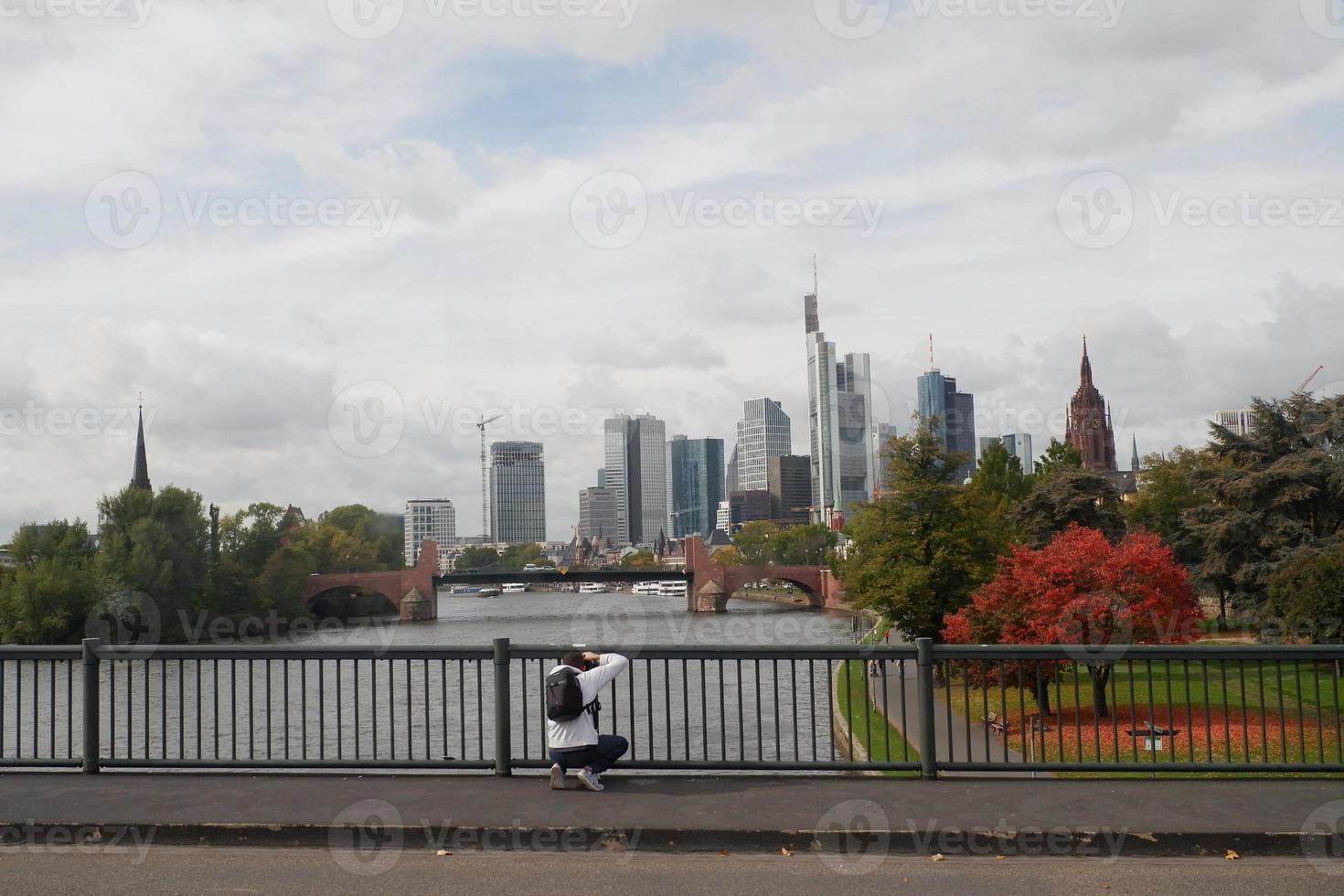 frankfurt ansicht, spot für stadtansicht mit fotograf auf der brücke foto