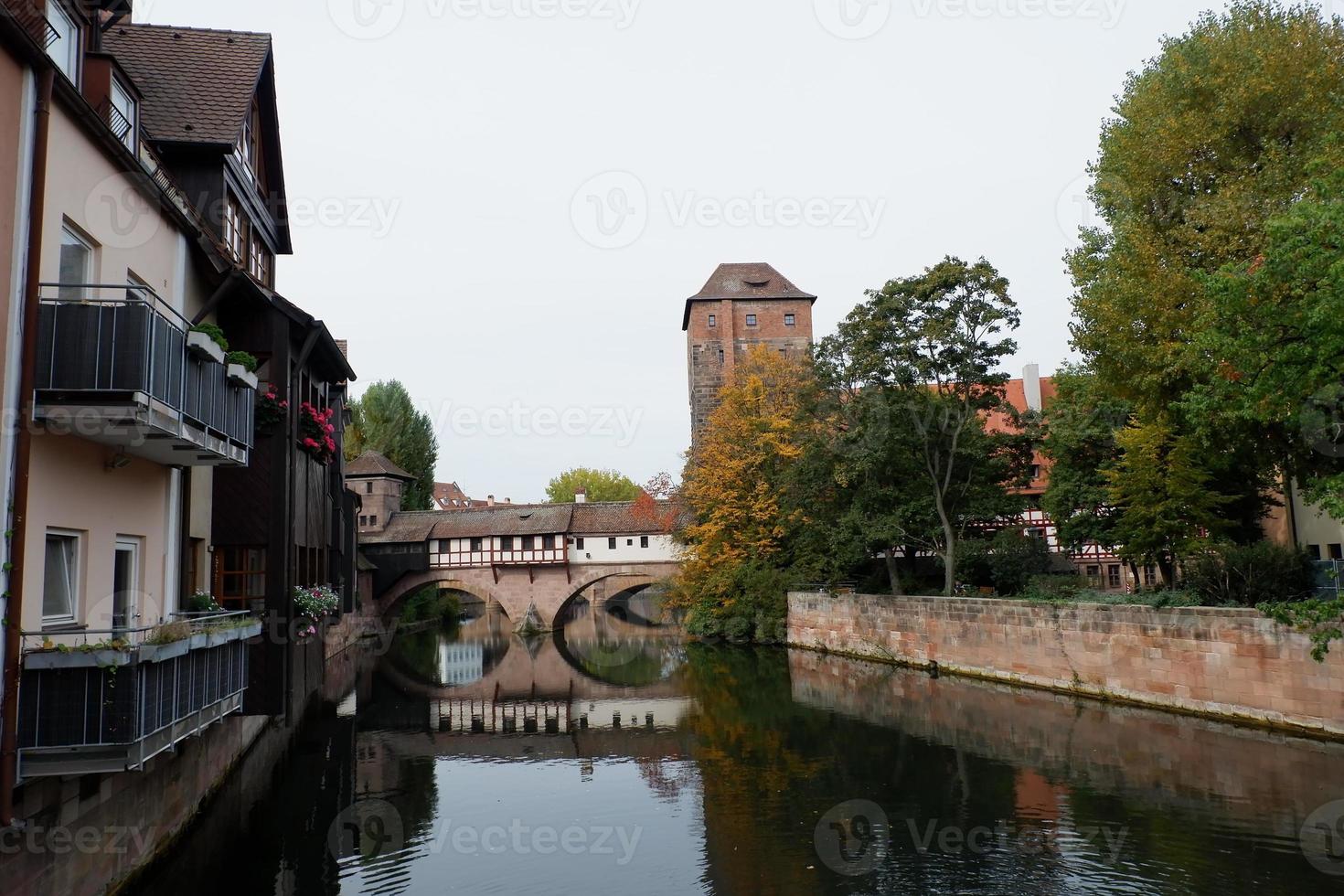 Blick auf den kleinen Fluss in Deutschland foto