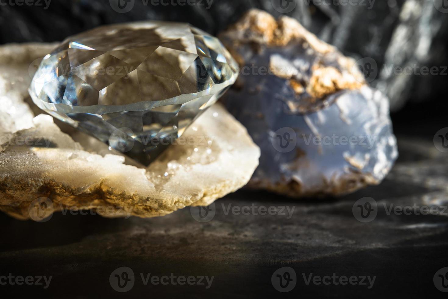 natürlicher Saphir-Edelstein, Juwel oder Edelsteine auf schwarzer Glanzfarbe, Sammlung vieler verschiedener natürlicher Edelsteine Amethyst, foto