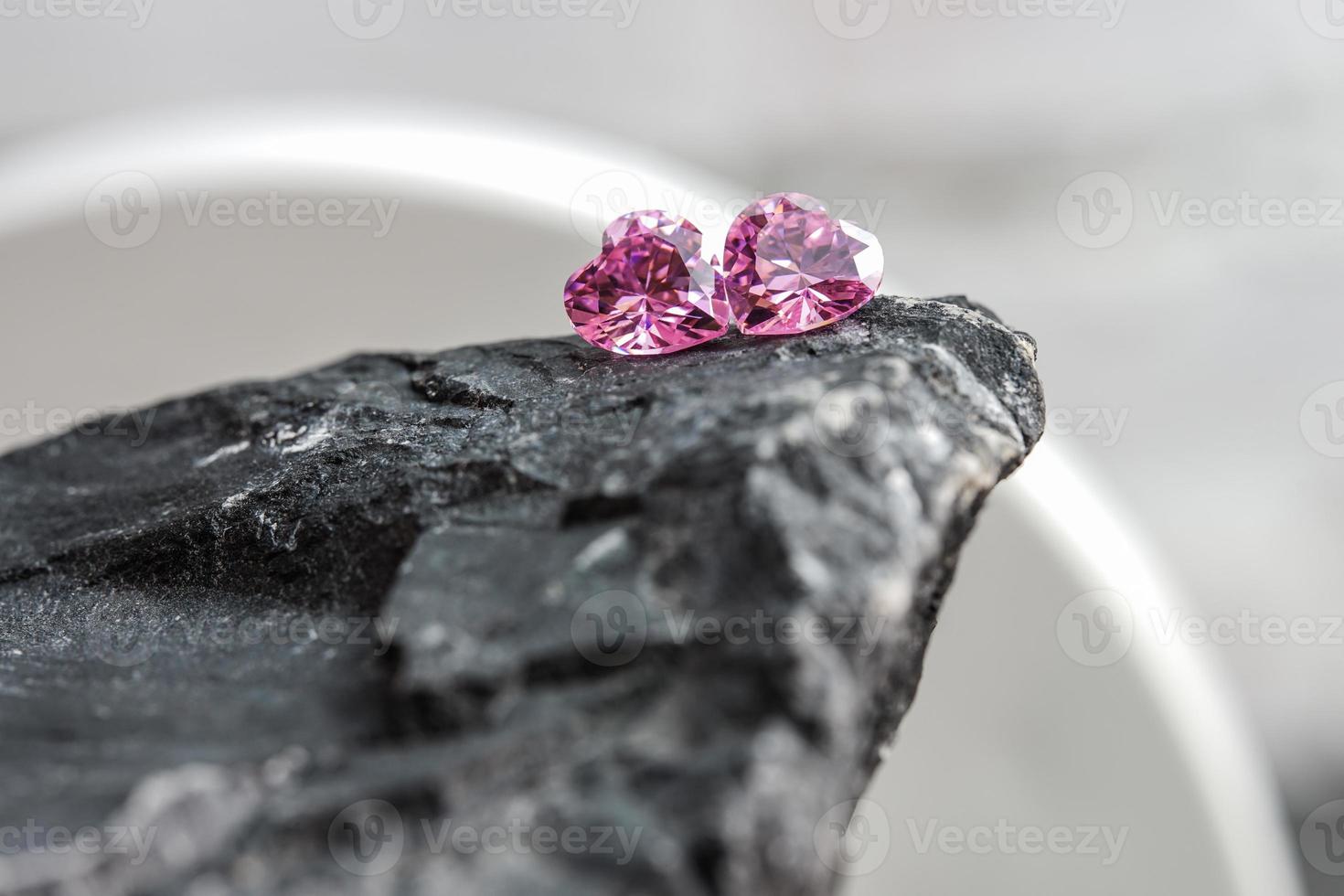 natürlicher Saphir-Edelstein, Juwel oder Edelsteine auf schwarzer Glanzfarbe, Sammlung vieler verschiedener natürlicher Edelsteine Amethyst, foto