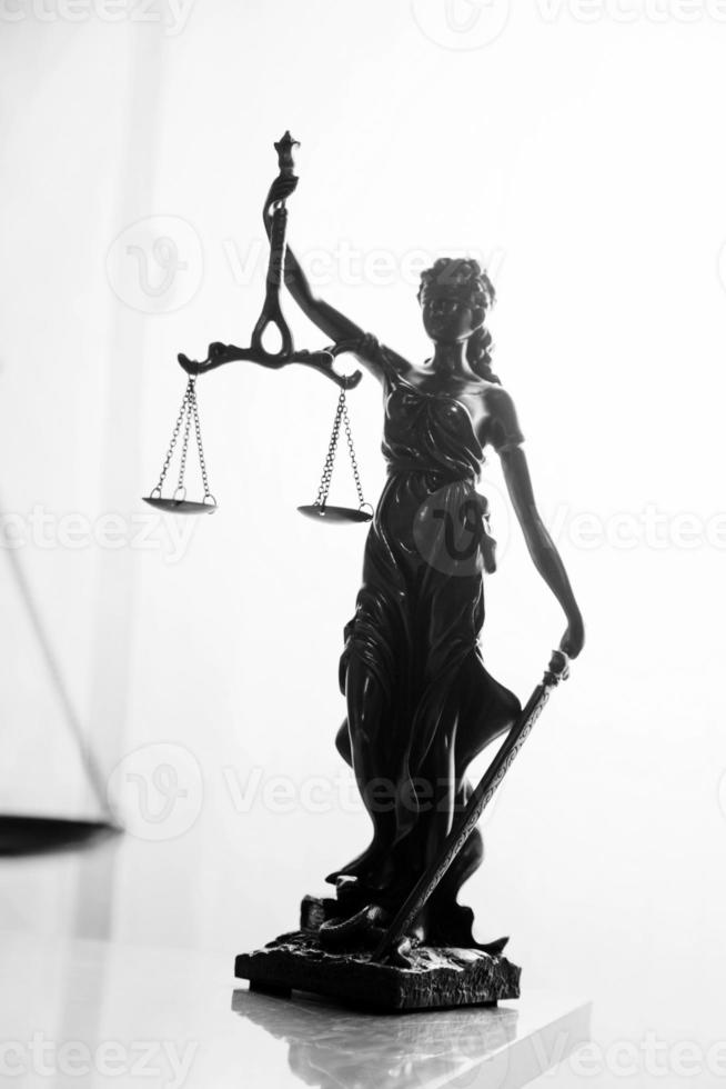 justiz- und rechtskonzept. männlicher richter in einem gerichtssaal auf holztisch und berater oder männlicher anwalt, der im büro arbeitet. rechtsrecht, beratung und gerechtigkeitskonzept. foto
