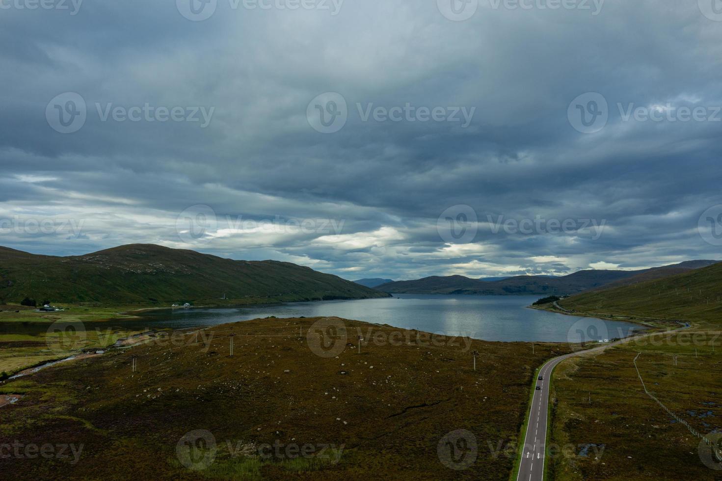 Luftperspektive aus der Nähe von Loch Ainort, Isle of Skye, Schottland foto