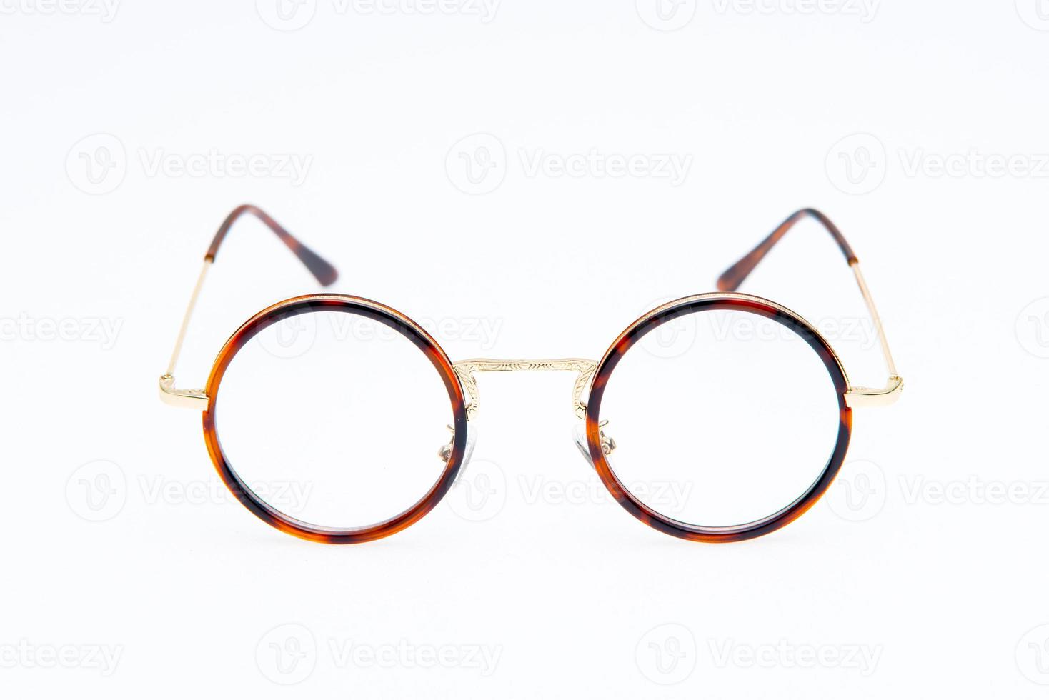 ein zweifarbiger Brillenrahmen auf weißem Hintergrund. foto