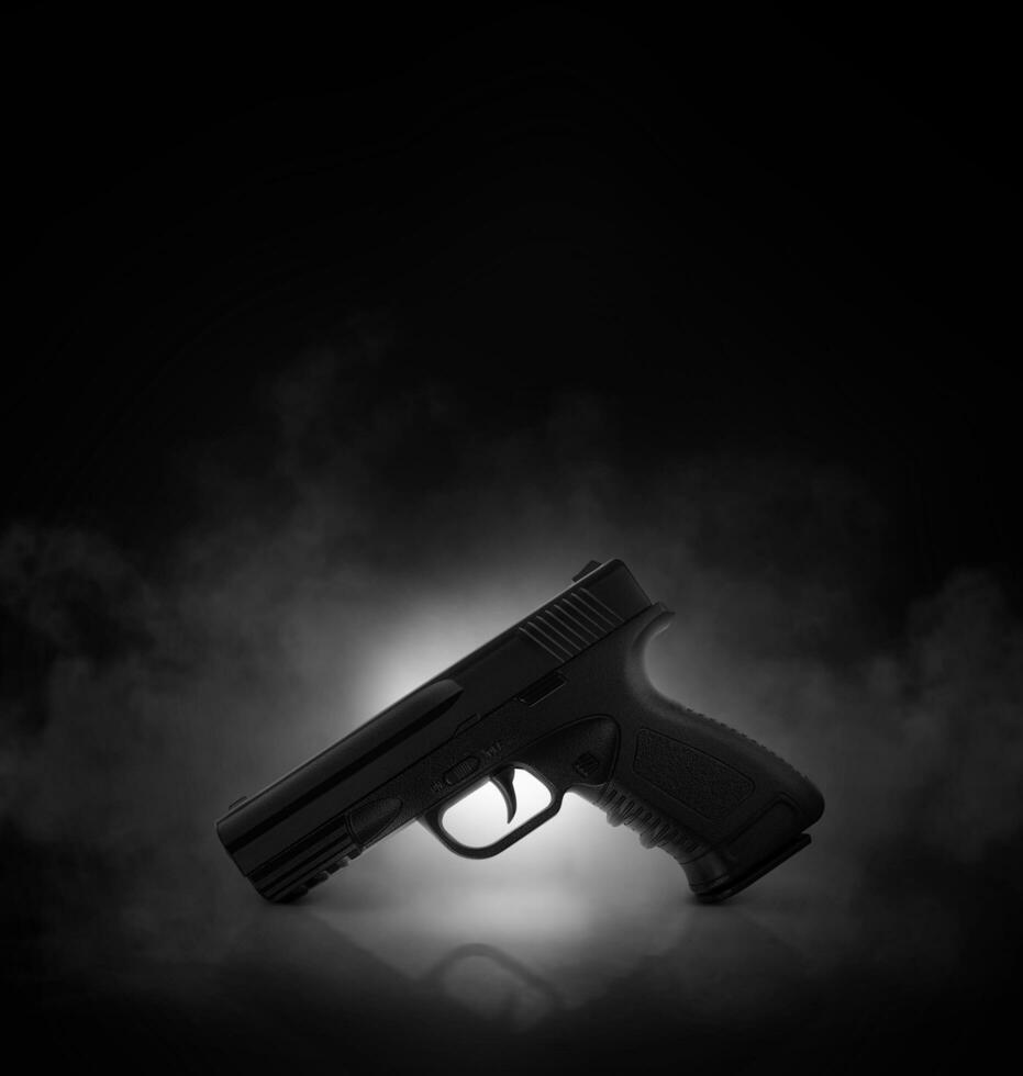 Chrompistole auf schwarzem Hintergrund mit Rauch foto