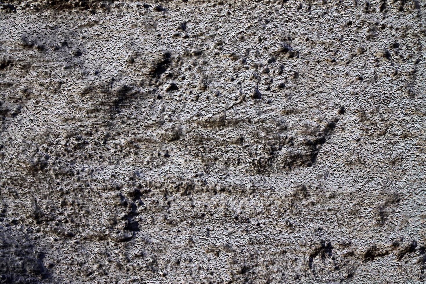 Detailansicht auf gealterte Betonwände mit Rissen und viel Struktur in hoher Auflösung foto