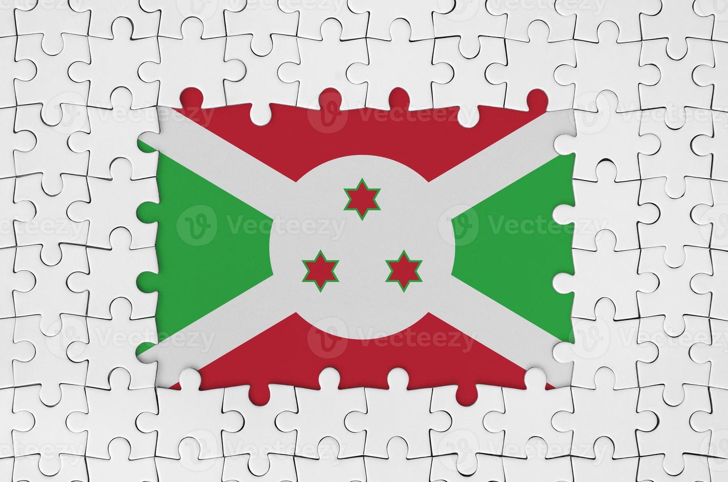 Burundi-Flagge im Rahmen aus weißen Puzzleteilen mit fehlendem Mittelteil foto