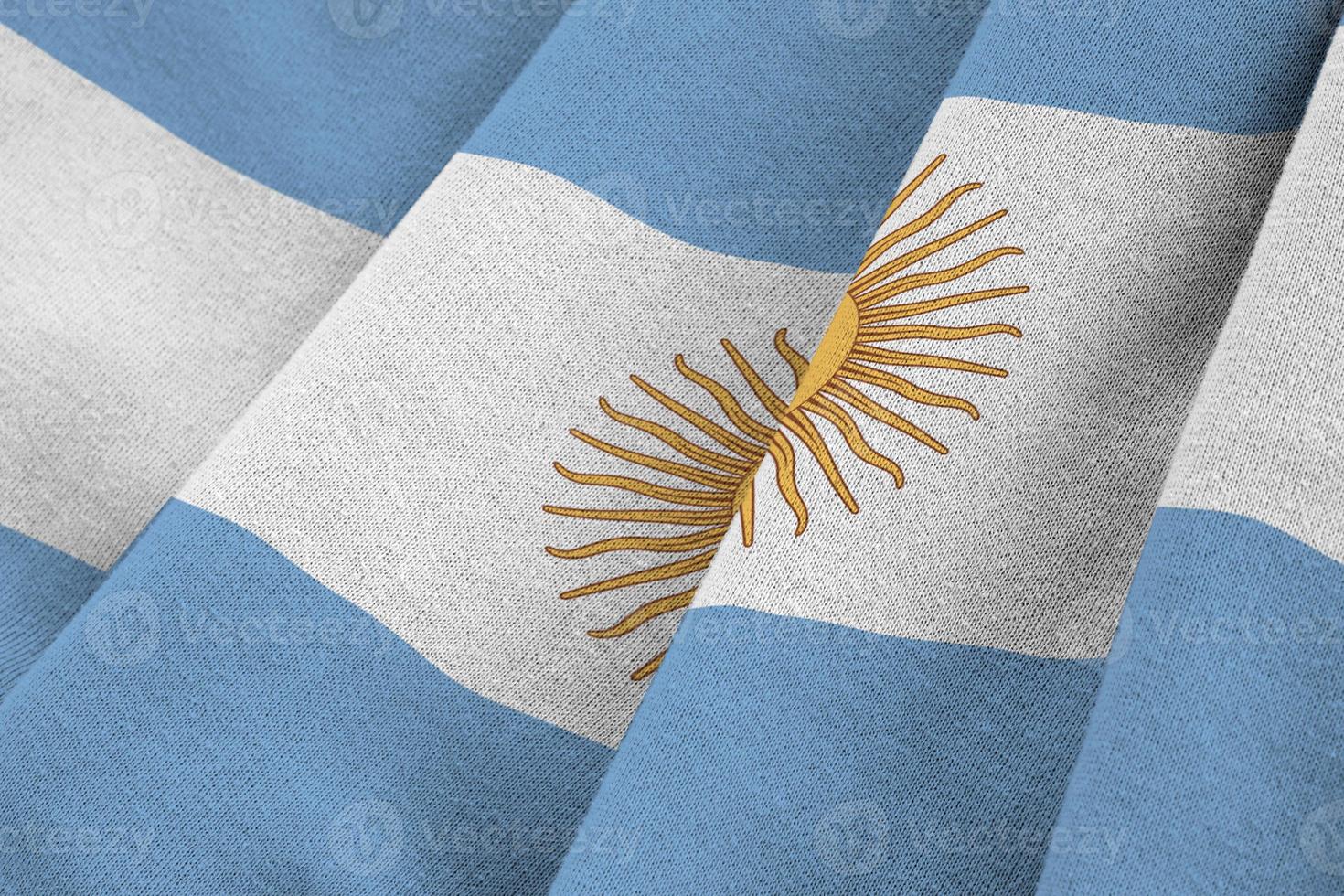 argentinische flagge mit großen falten, die dicht unter dem studiolicht im innenbereich wehen. die offiziellen symbole und farben im banner foto