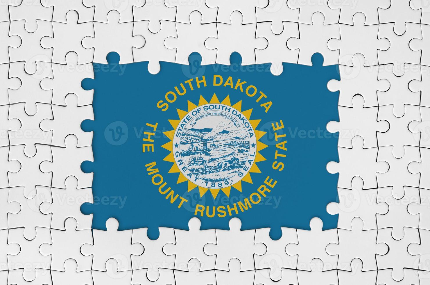 South Dakota US-Staatsflagge im Rahmen aus weißen Puzzleteilen mit fehlendem Mittelteil foto