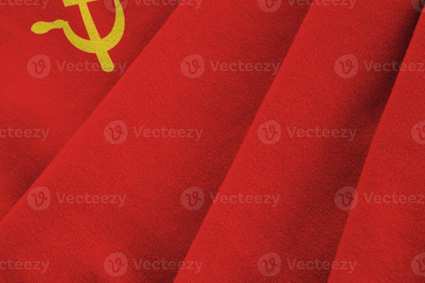 flagge der sowjetunion mit großen falten, die dicht unter dem studiolicht im innenbereich wehen. die offiziellen symbole und farben im banner foto