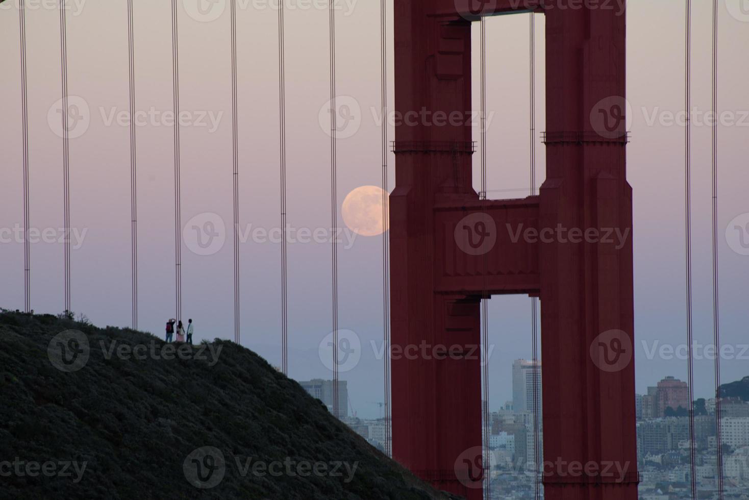 Vollmond durch Kabel der Golden Gate Bridge foto