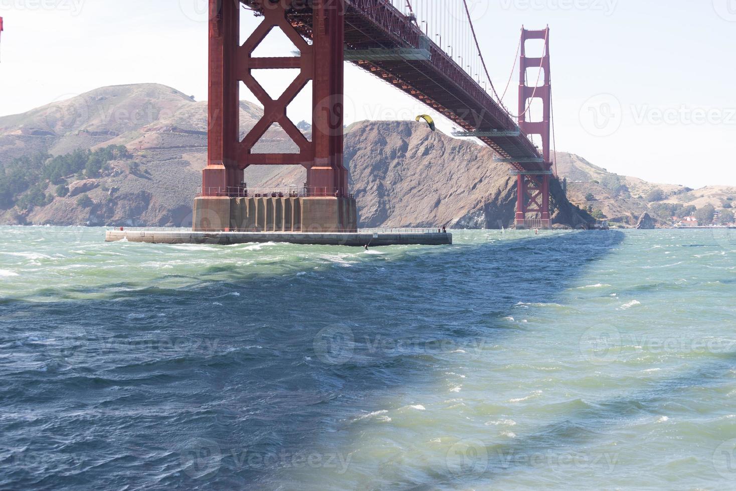 Schatten der Golden Gate Bridge in der Bucht foto