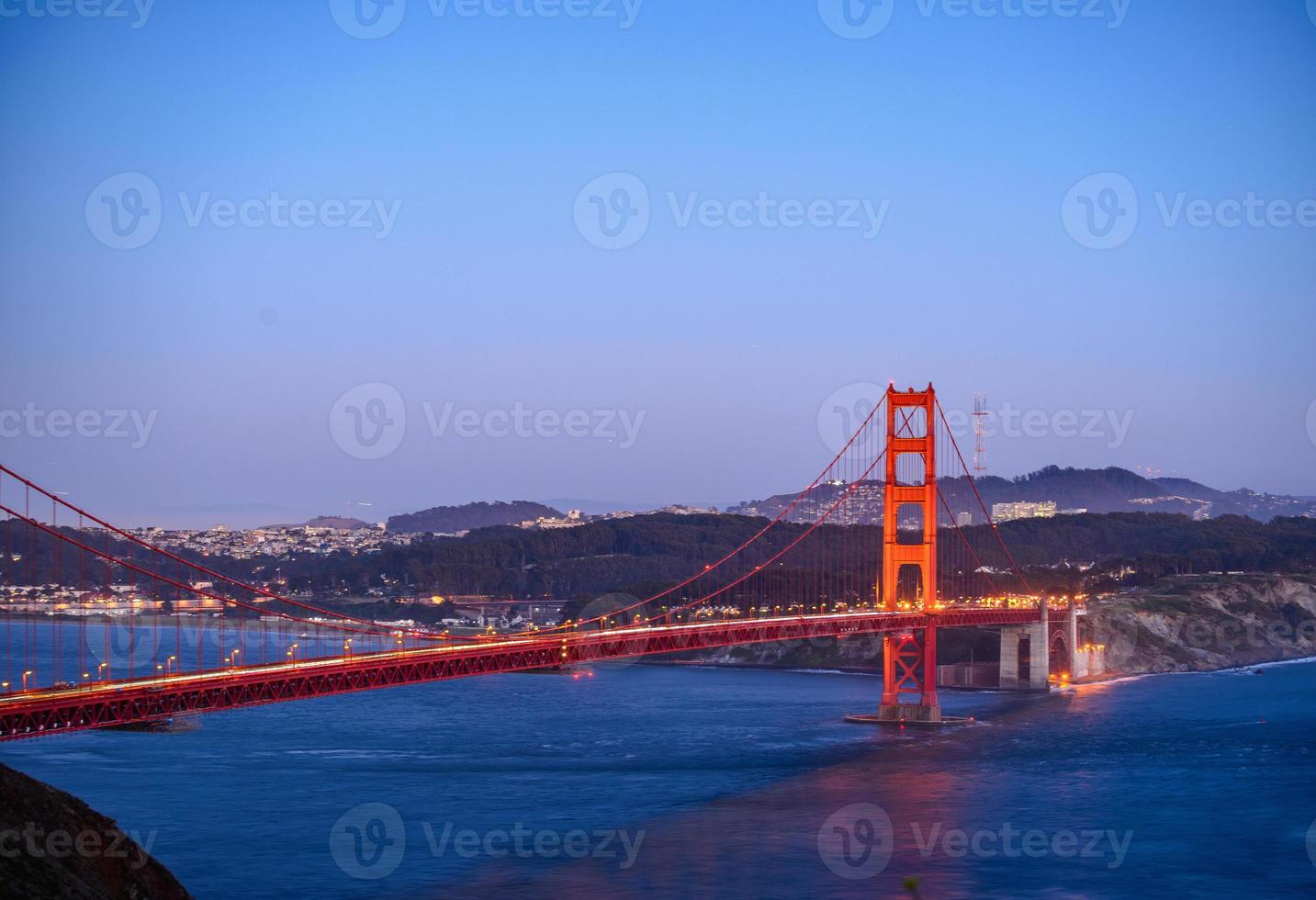 Langzeitbelichtung mit Blick nach Süden über die Golden Gate Bridge bei Sonnenuntergang foto