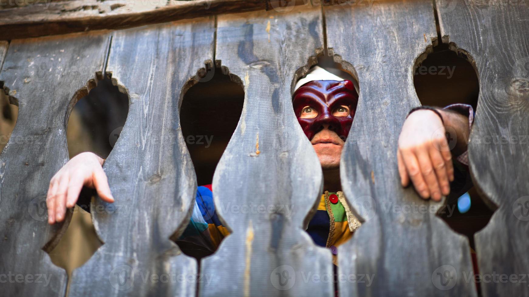 die maske von arlecchino. Blick zwischen die Holzterrasse foto