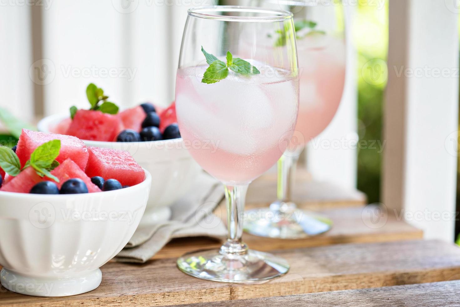 kaltes Wassermelonengetränk auf dem Tisch im Freien foto