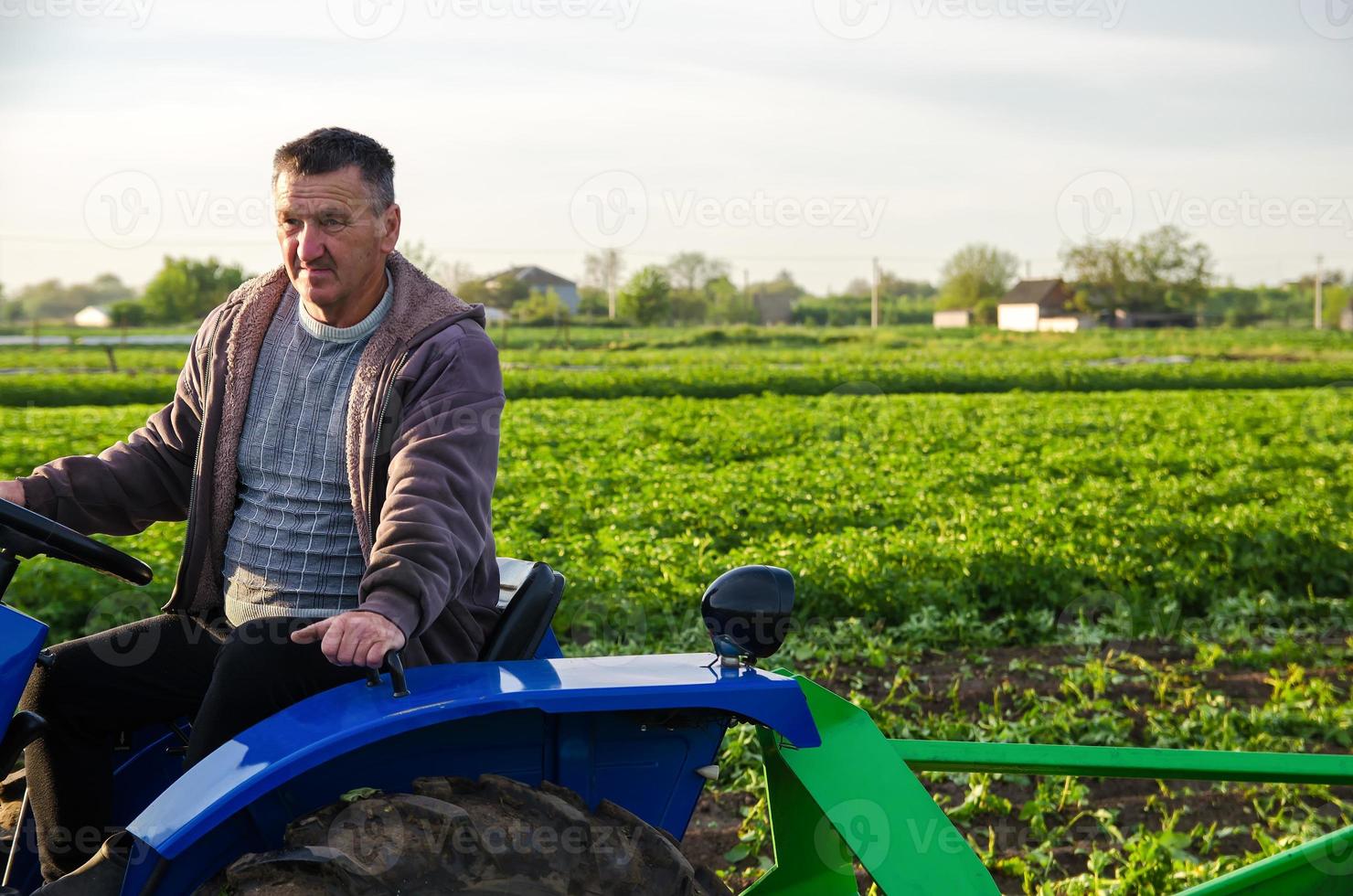 Der Bauer arbeitet mit einem Traktor auf dem Feld. Erntekampagne, Erdarbeiten. Agrarindustrie, Agrarindustrie. ländliches Ackerland. landwirtschaft, landwirtschaft. Kartoffeln im Frühjahr ernten. foto
