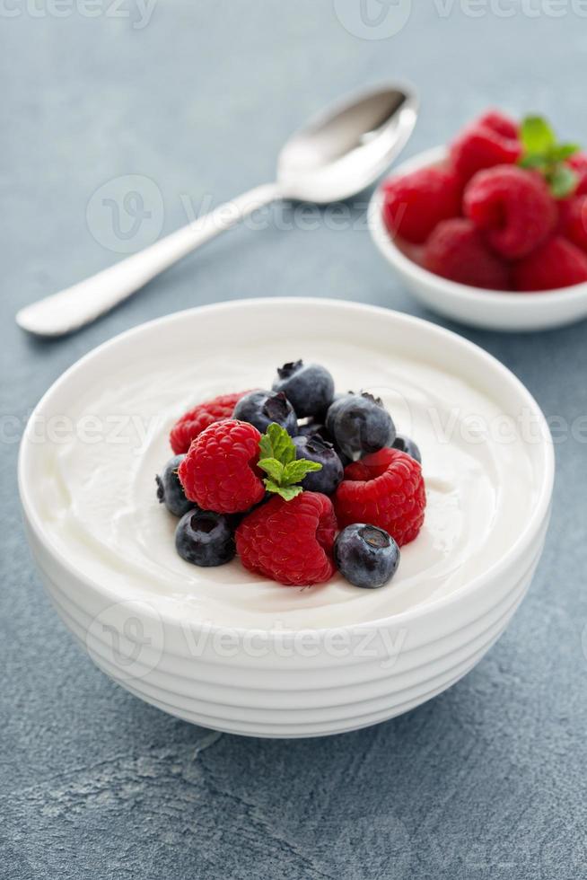 Naturjoghurt in einer Schüssel mit Beeren foto