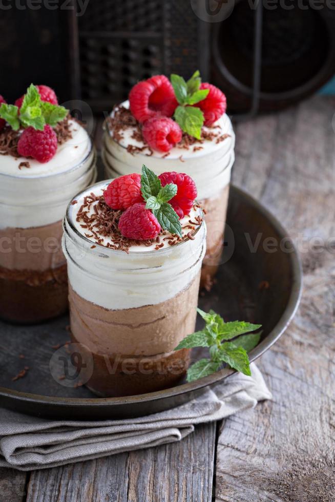 drei Schokoladenmousse-Dessert in einem Glas foto